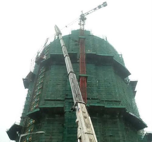 阳泉市吊车在工地上作业